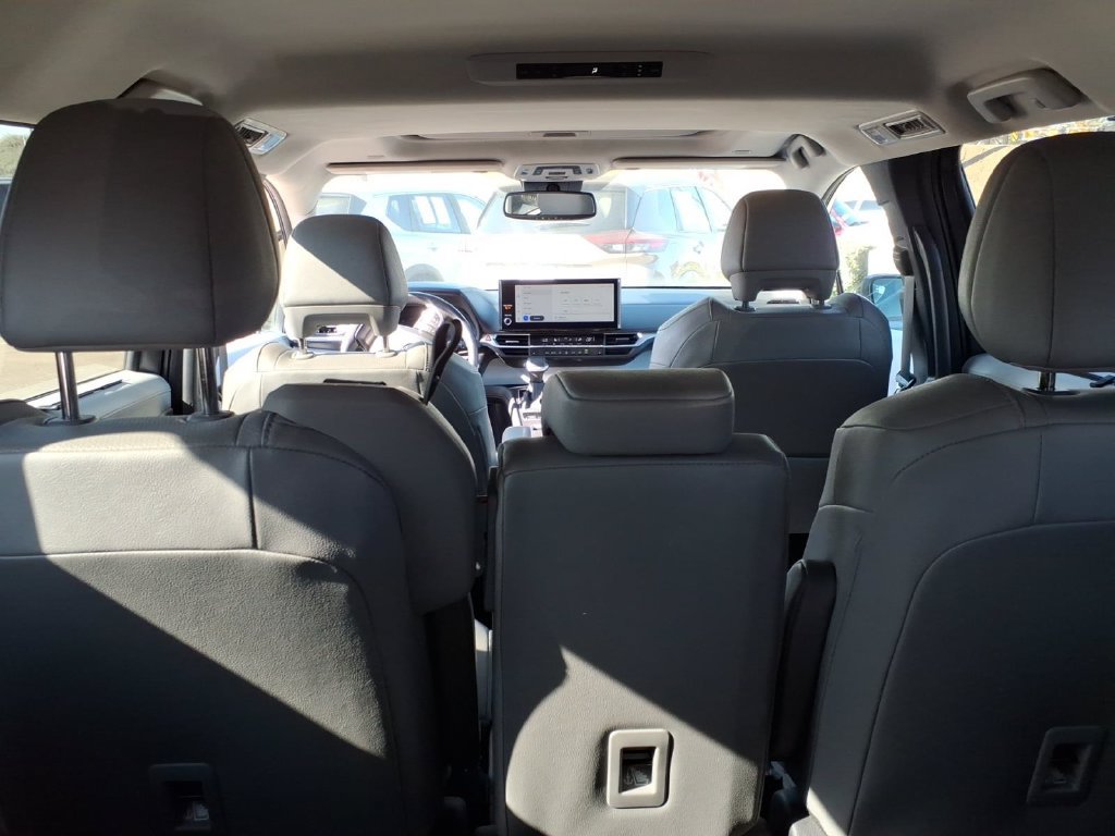 Used 2025 Toyota Sienna XLE FWD image 9