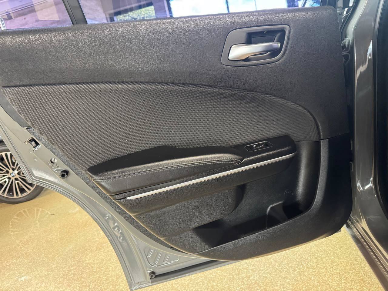 Used 2018 Dodge Charger SXT RWD image 16