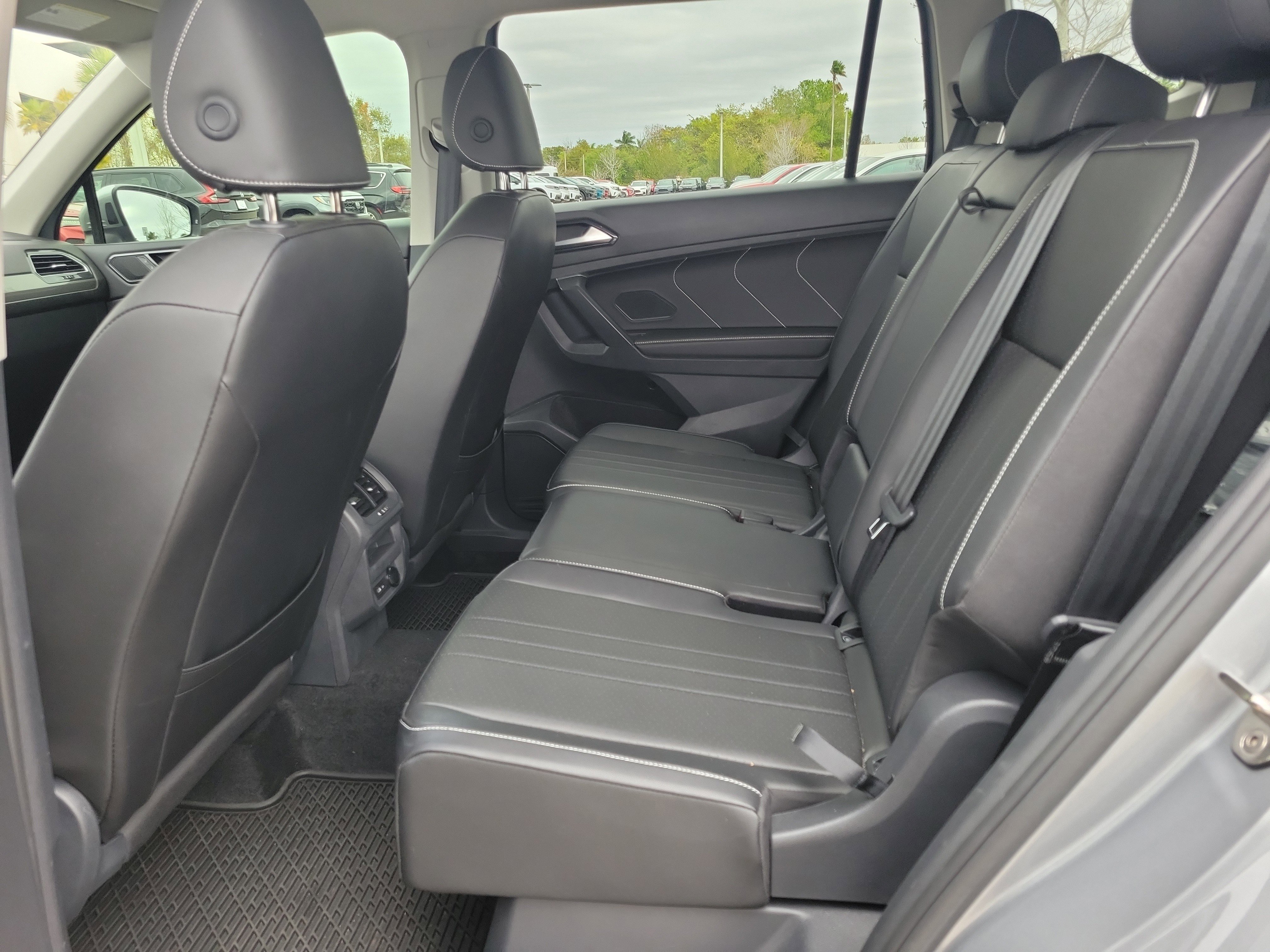 Used 2024 Volkswagen Tiguan SE image 12