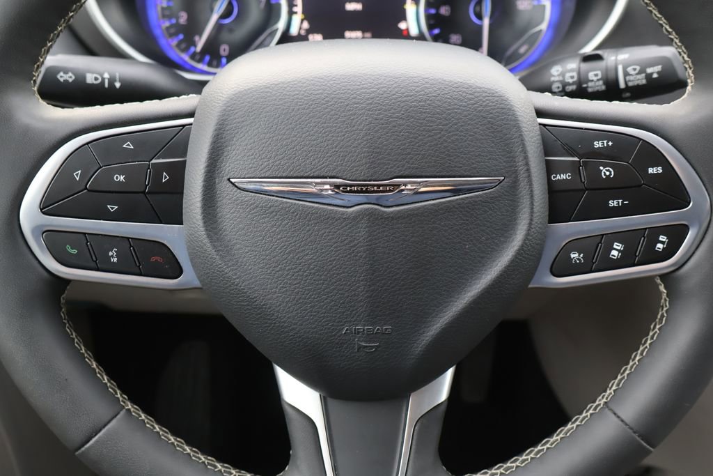 Used 2024 Chrysler Pacifica Touring-L FWD image 33