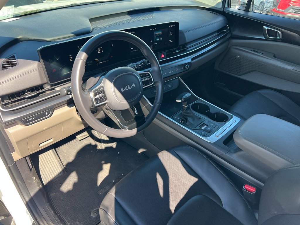 Used 2025 Kia Carnival FWD image 16