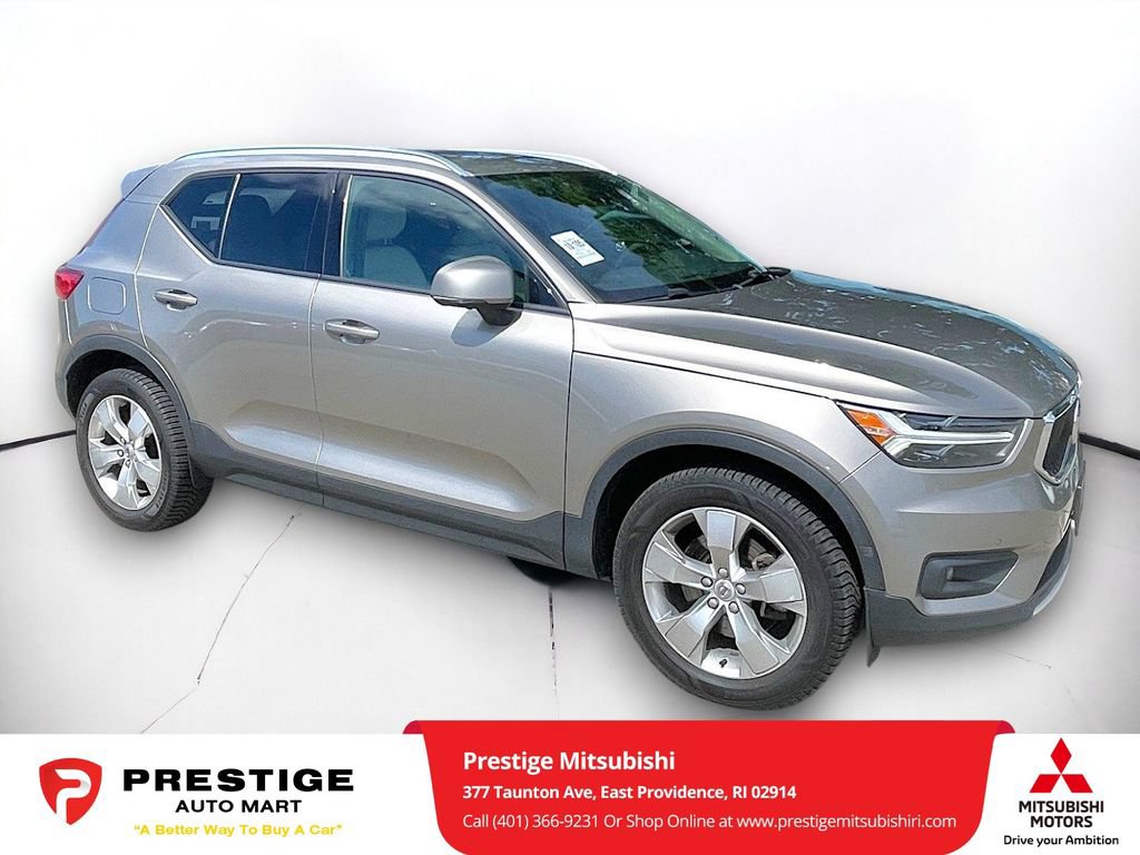 Used 2022 Volvo XC40 T4 Momentum FWD image 1