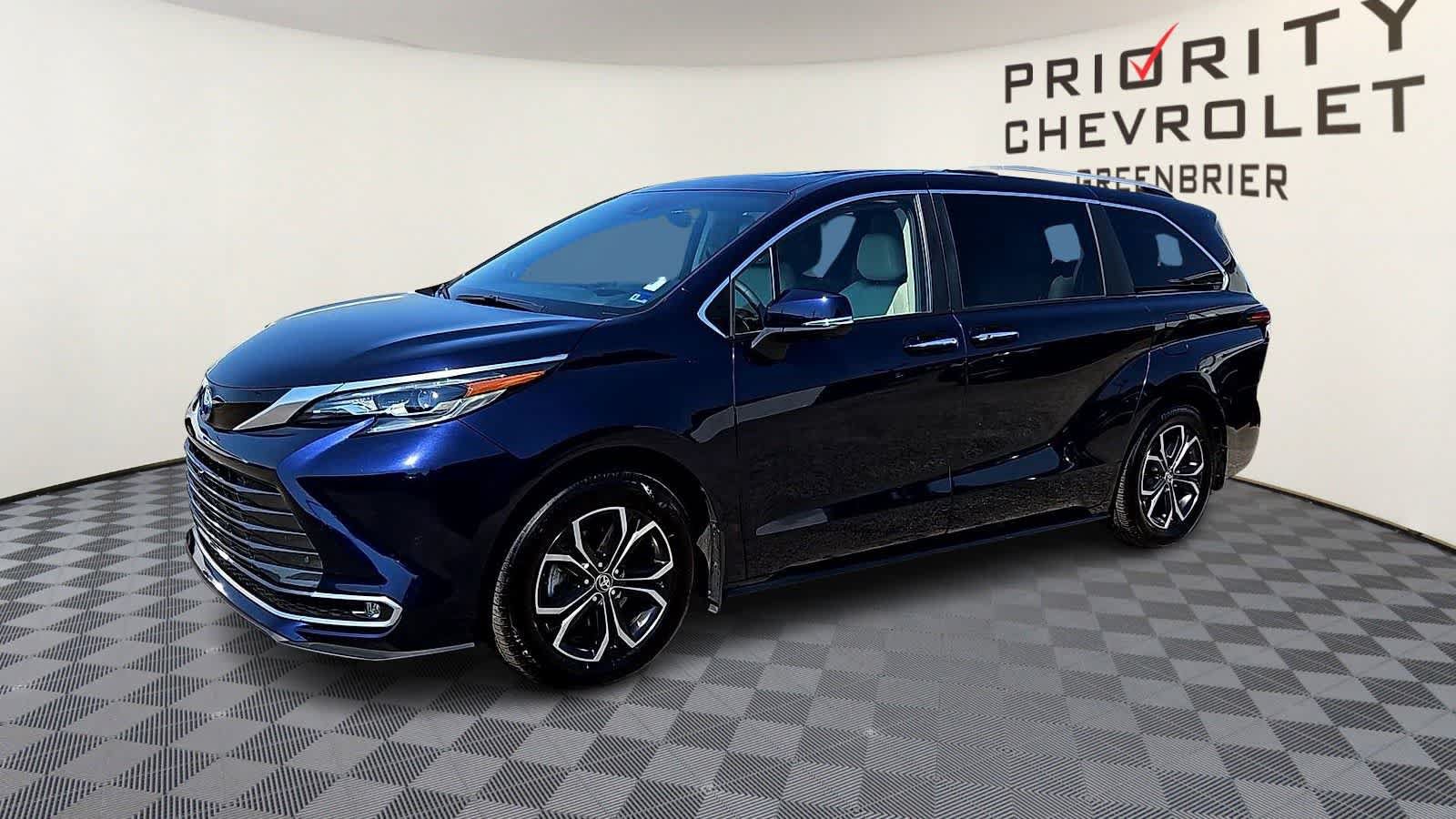 Used 2025 Toyota Sienna Platinum AWD/4WD image 4