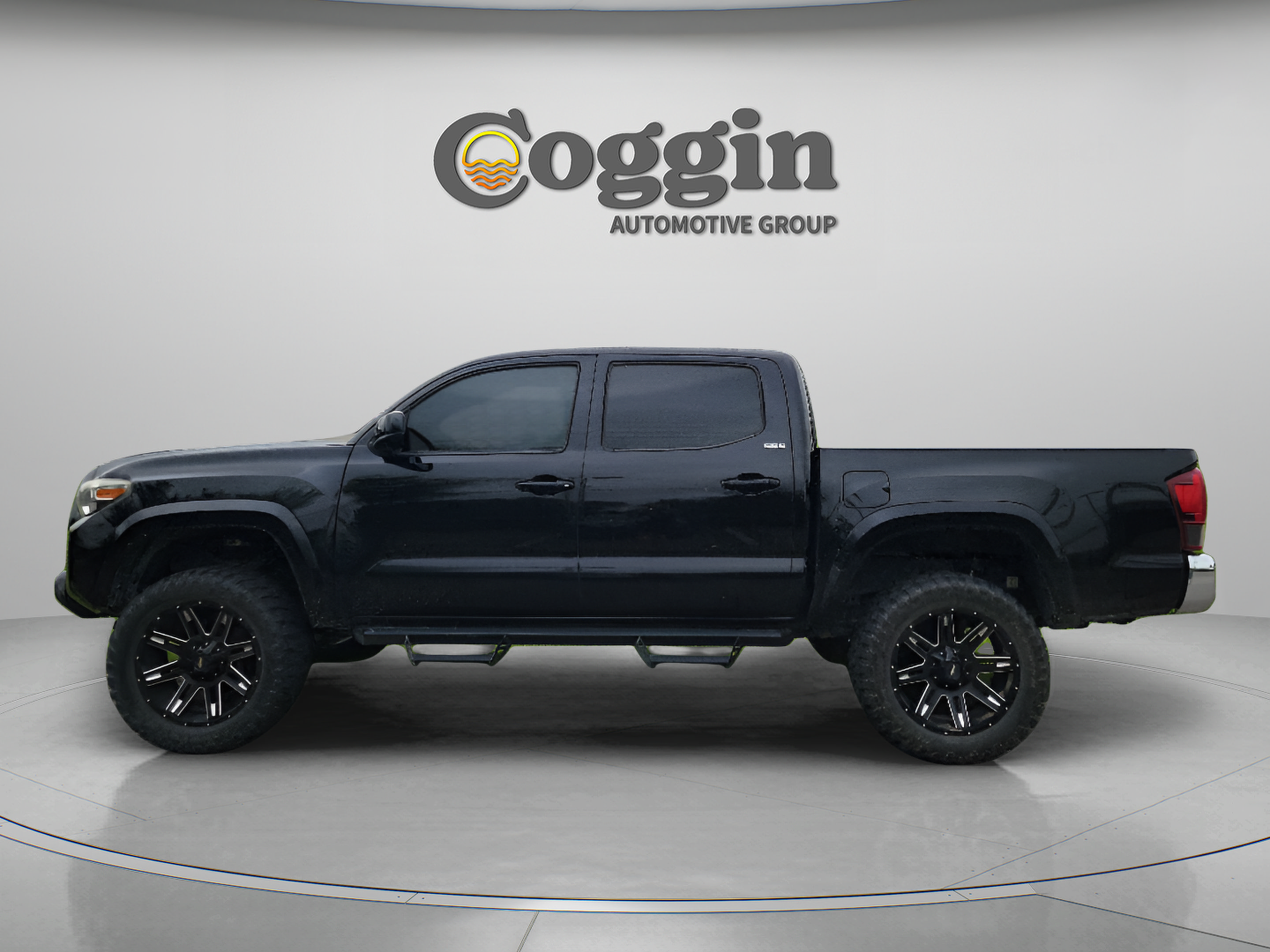 Used 2018 Toyota Tacoma SR5 RWD image 2