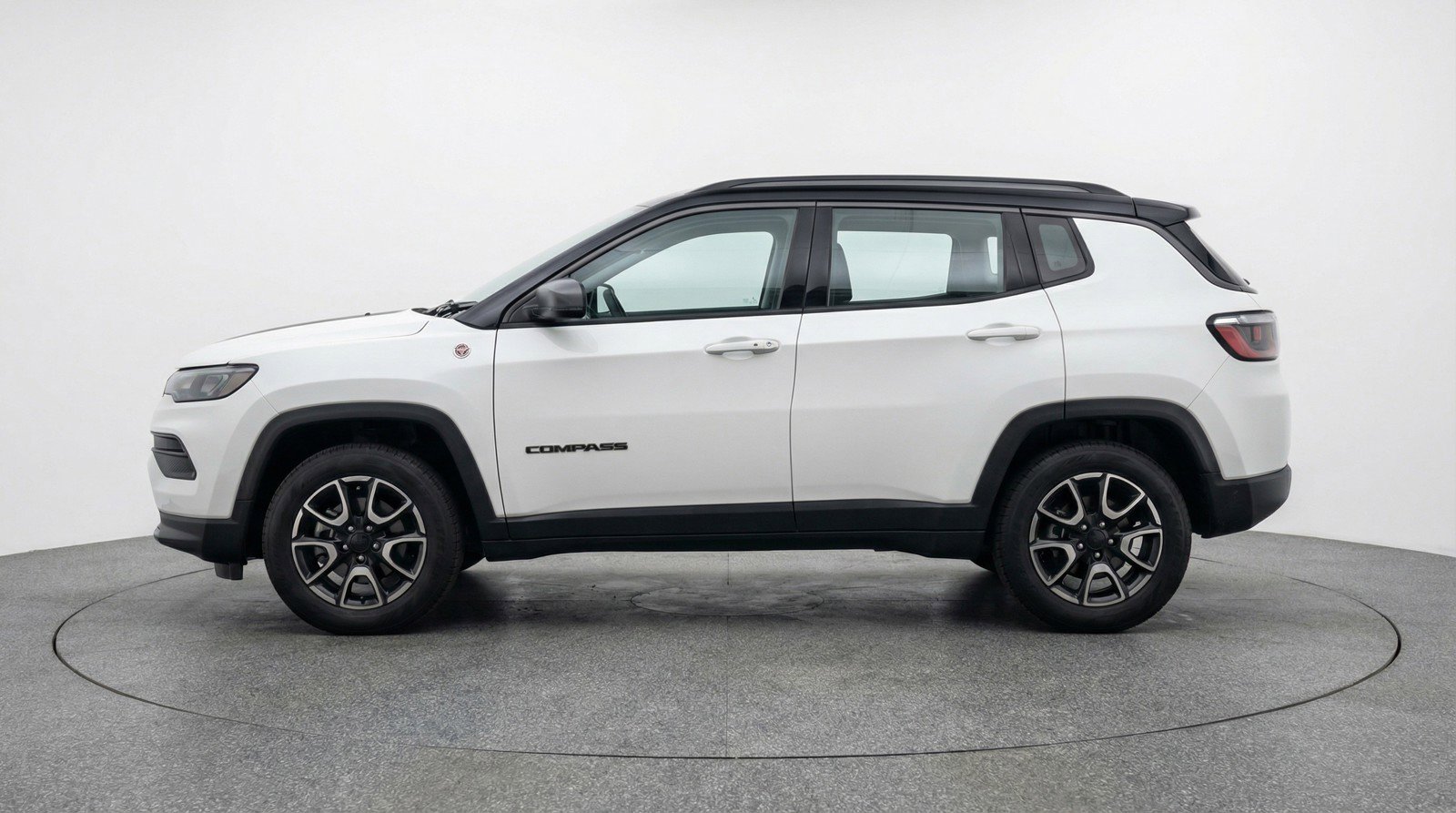Used 2025 Jeep Compass Trailhawk image 5