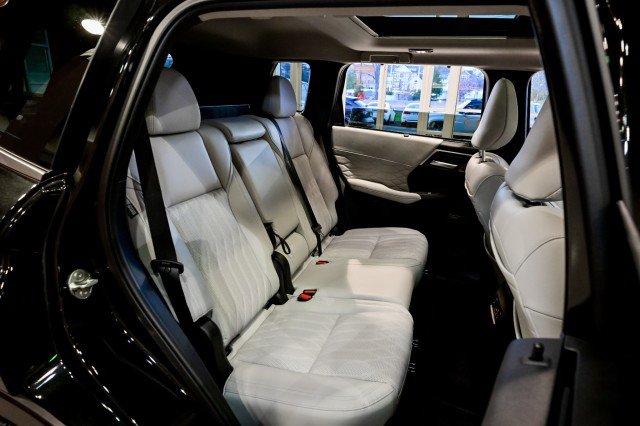Used 2025 Mitsubishi Outlander AWD image 24