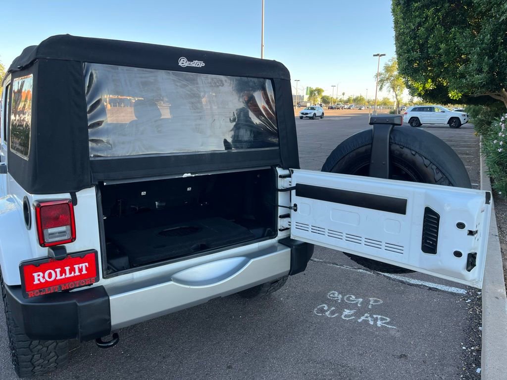 Used 2017 Jeep Wrangler Unlimited Sahara w/ Connectivity Group image 12