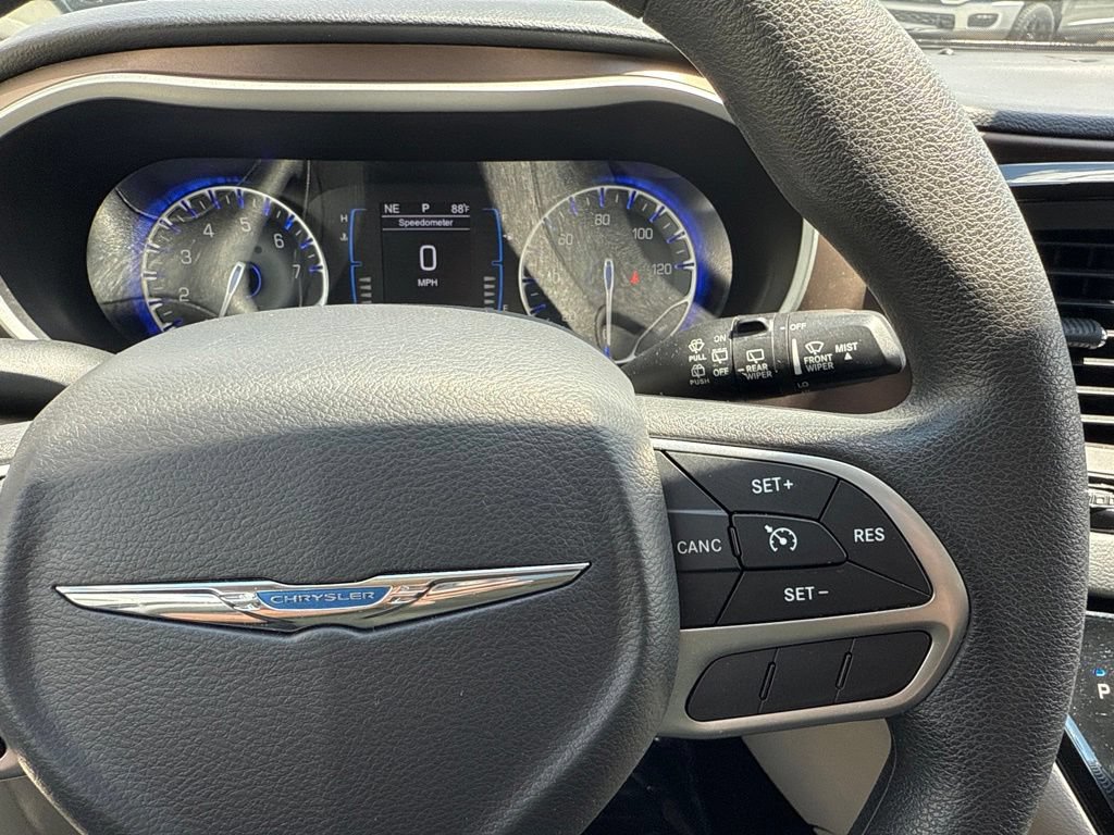 Used 2017 Chrysler Pacifica Touring FWD image 25