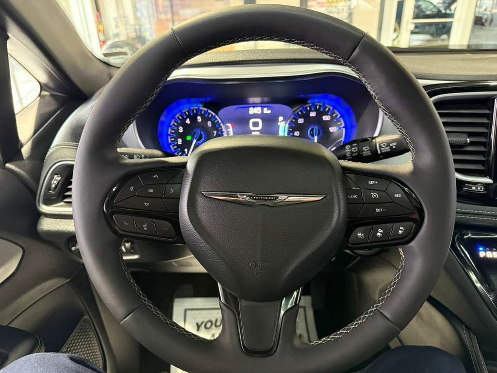 Used 2025 Chrysler Pacifica Limited FWD image 10