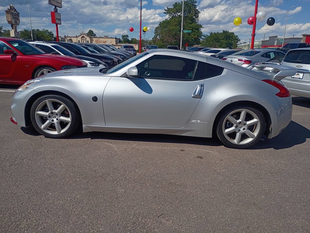 Used 2011 Nissan 370Z Coupe RWD image 4