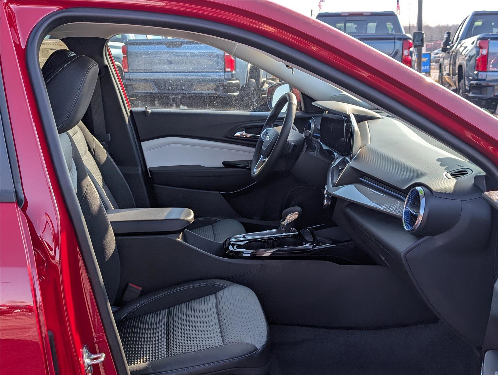 New 2026 Chevrolet Trax LT w/ Sunroof Package image 7
