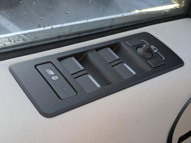 Used 2025 Land Rover Discovery S image 20