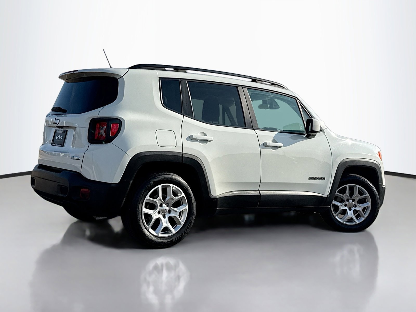Used 2015 Jeep Renegade Latitude image 2