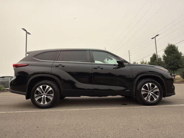 Used 2023 Toyota Highlander XLE AWD/4WD image 3
