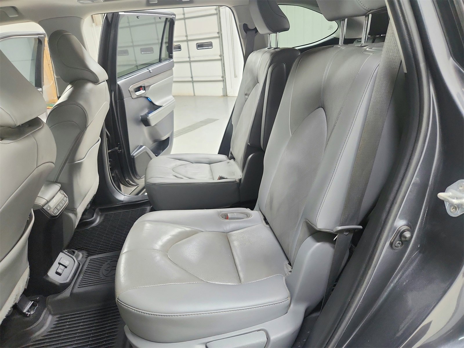 Used 2020 Toyota Highlander Platinum image 34