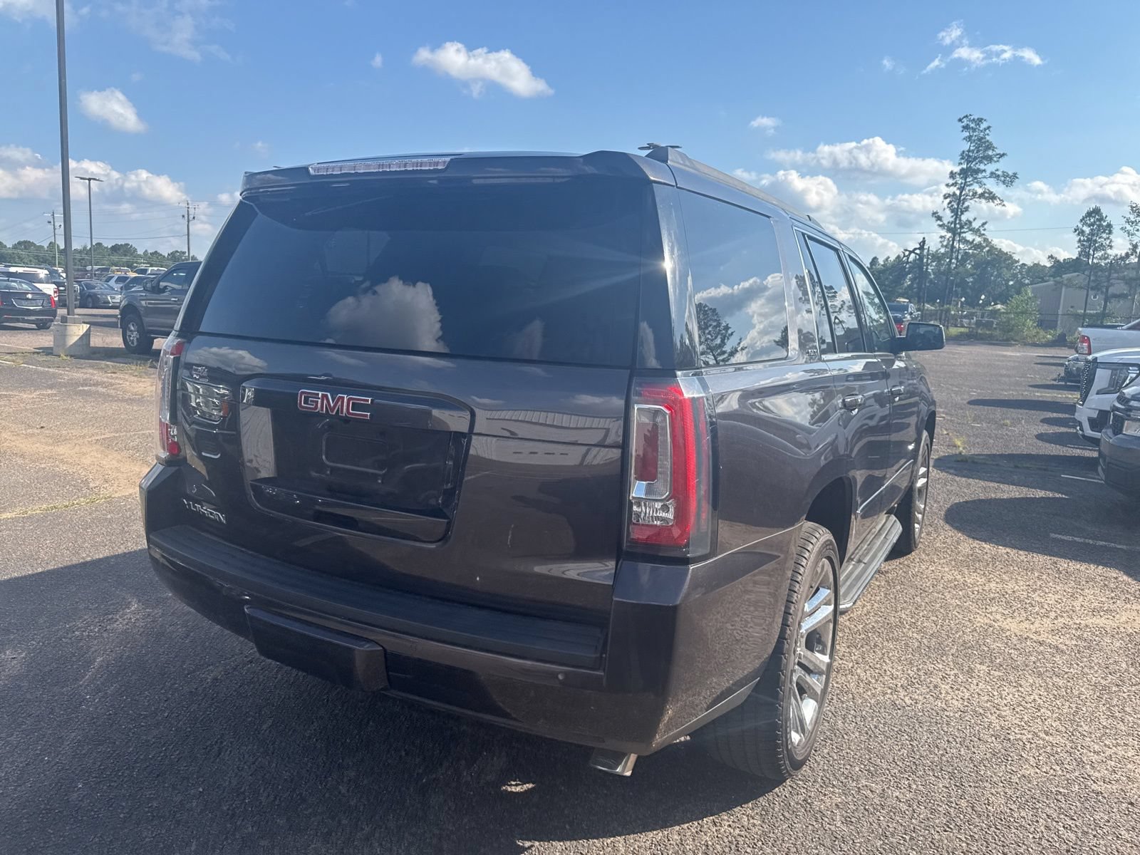 Used 2018 GMC Yukon SLT w/ Premium Edition AWD/4WD image 7