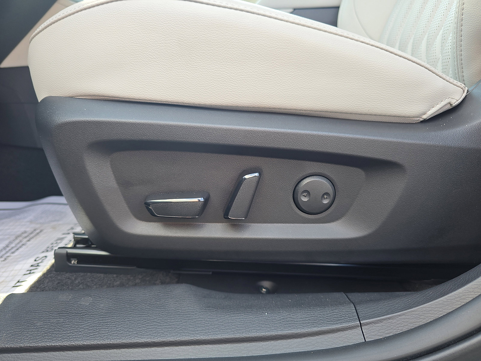 New 2025 Mitsubishi Outlander image 13