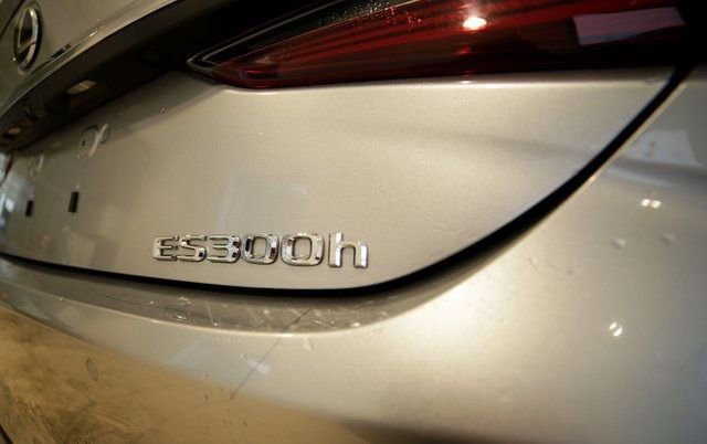 Used 2025 Lexus ES 300h w/ Premium Package image 37