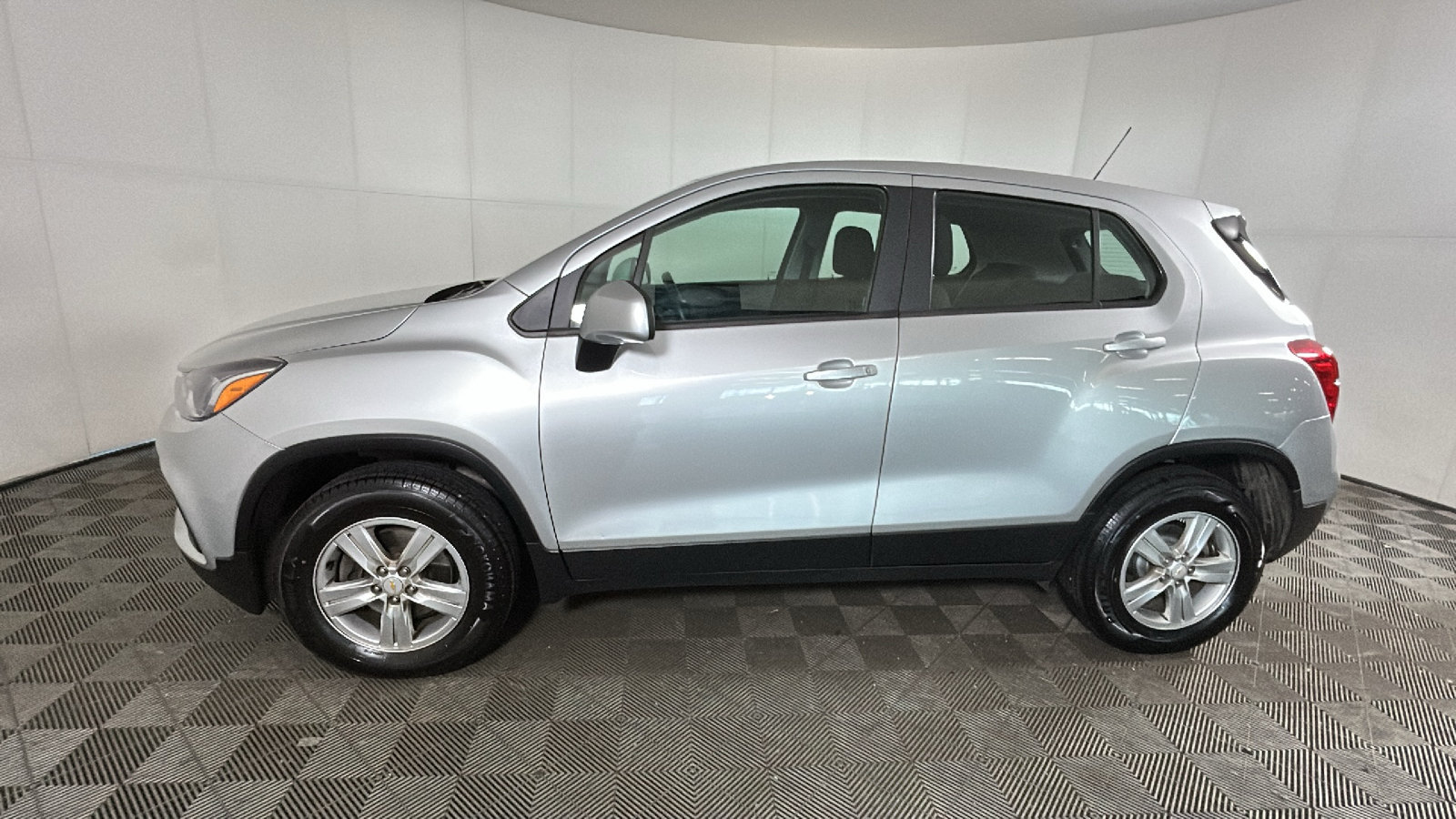 Used 2018 Chevrolet Trax LS AWD/4WD image 6