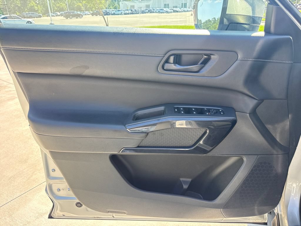 Used 2025 Nissan Pathfinder SV FWD image 13