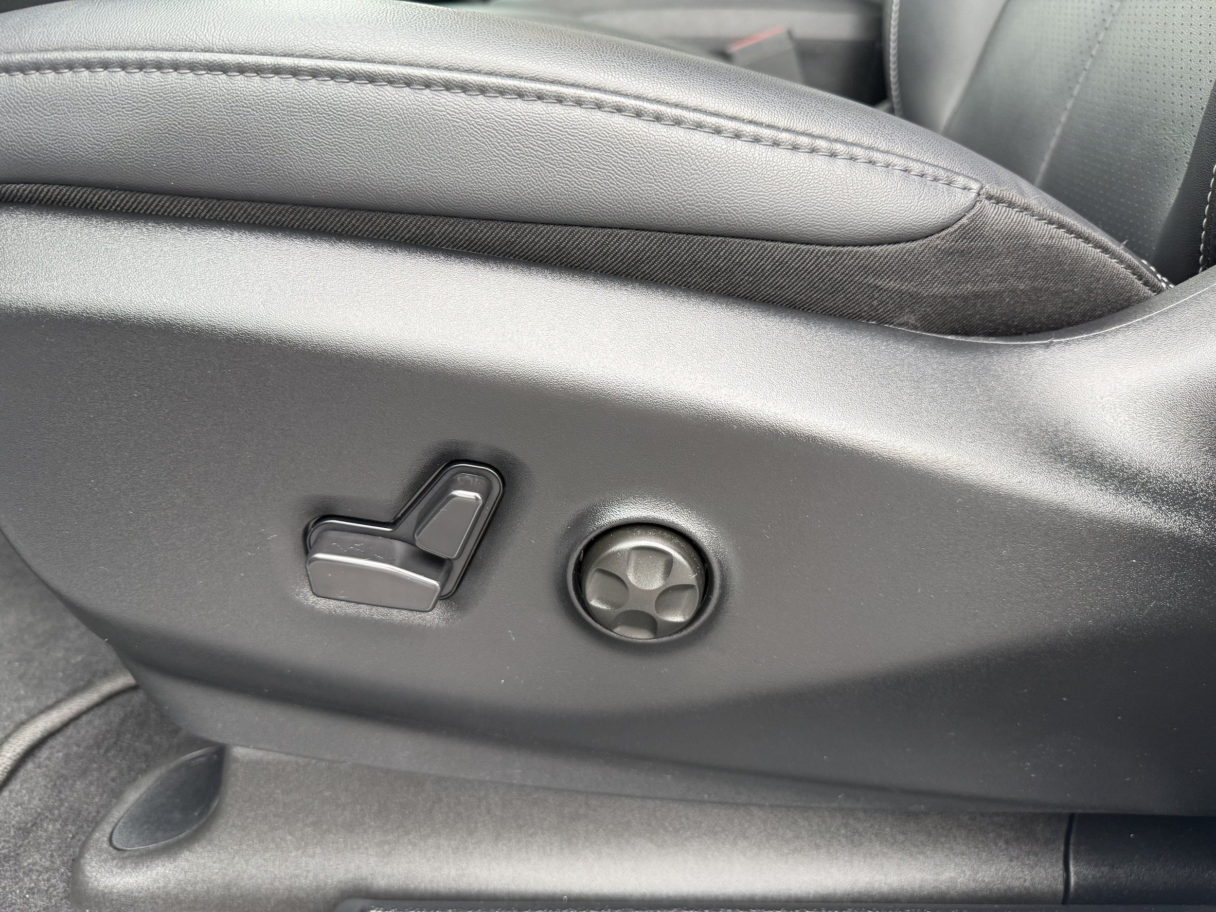 Used 2025 Chrysler Pacifica Select FWD image 13