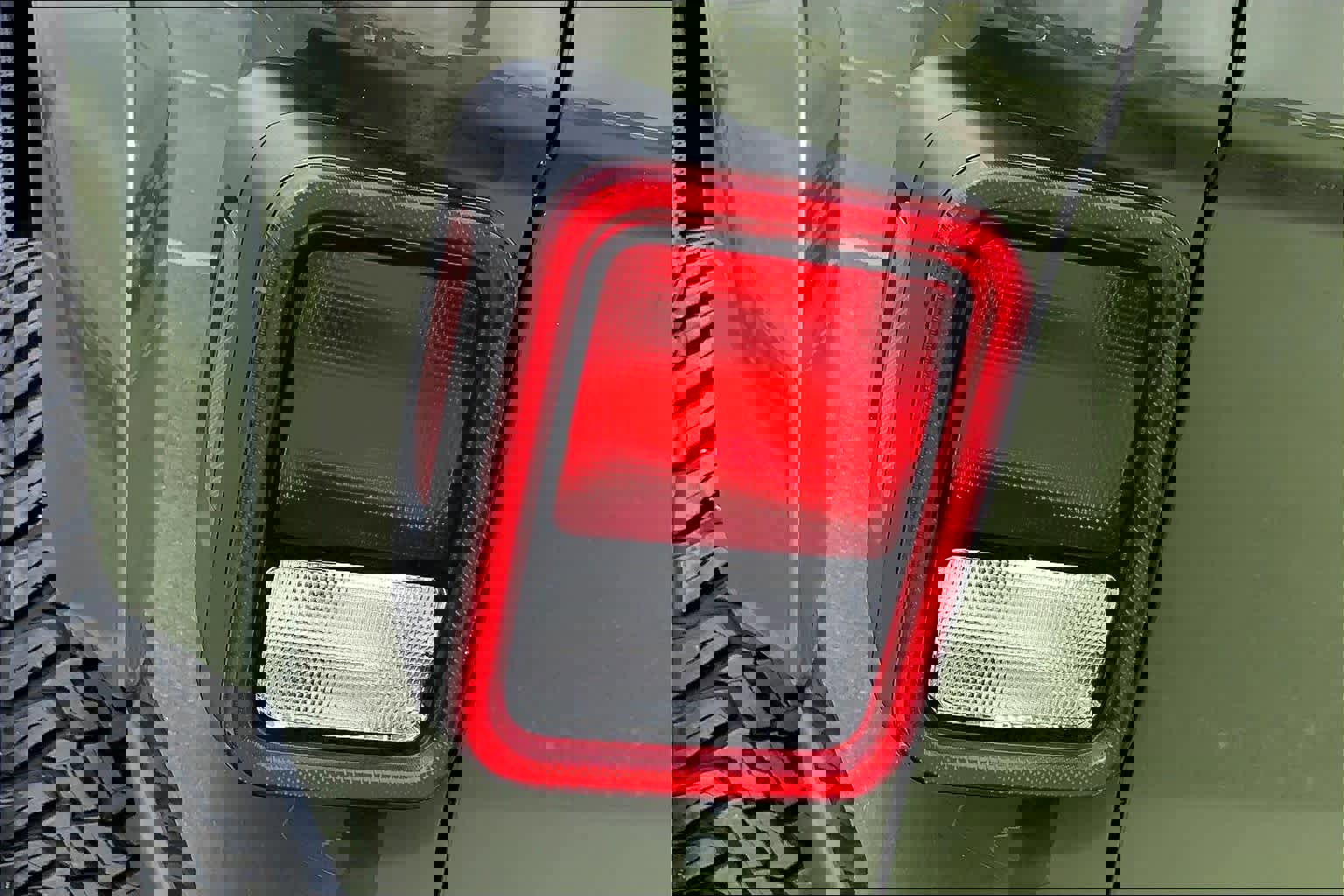 Used 2023 Jeep Gladiator Sport image 28