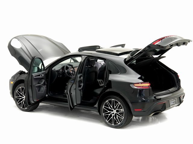 Certified 2025 Porsche Macan image 31
