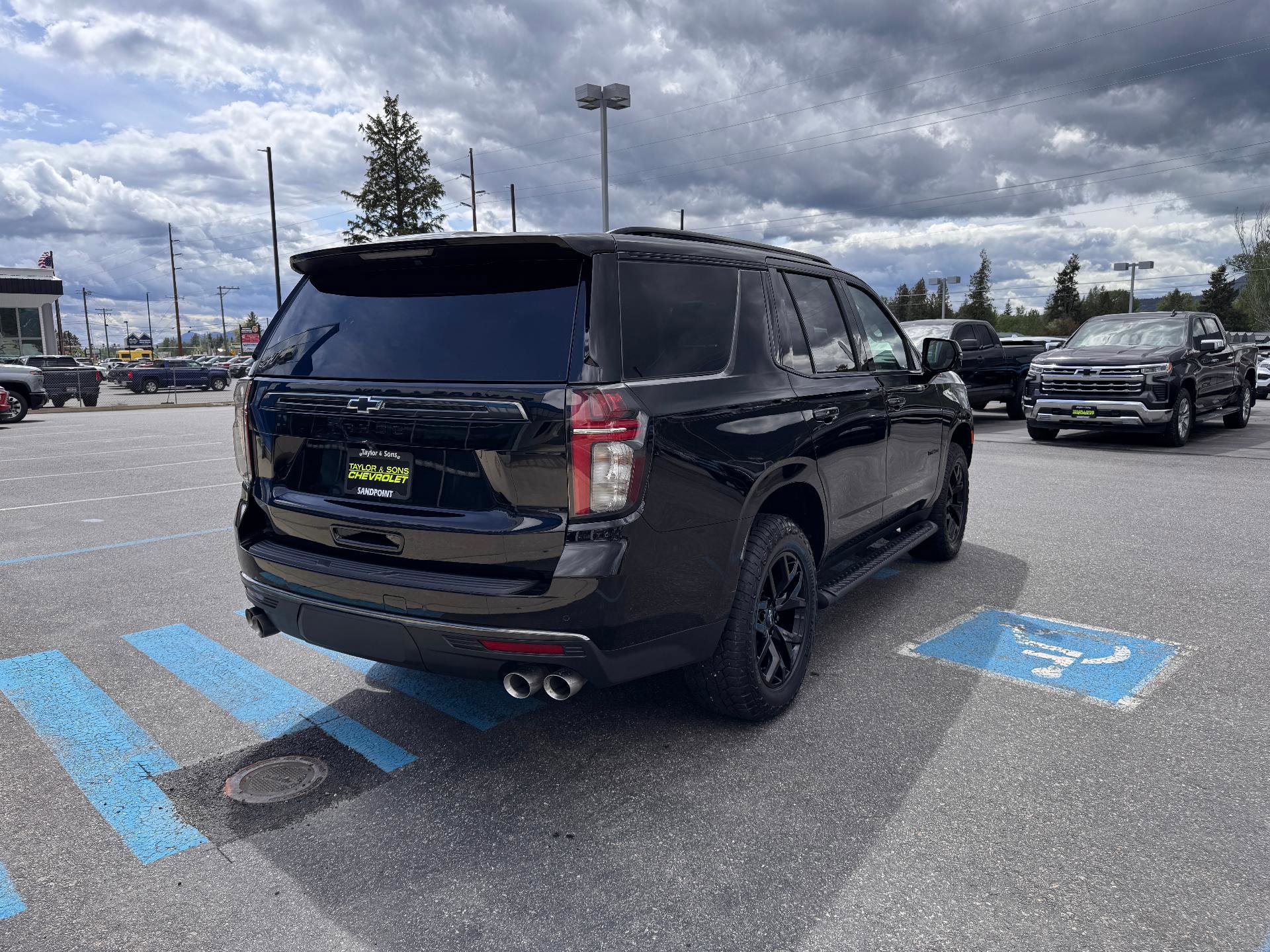 Used 2022 Chevrolet Tahoe Z71 w/ Z71 Off-Road Package AWD/4WD image 7