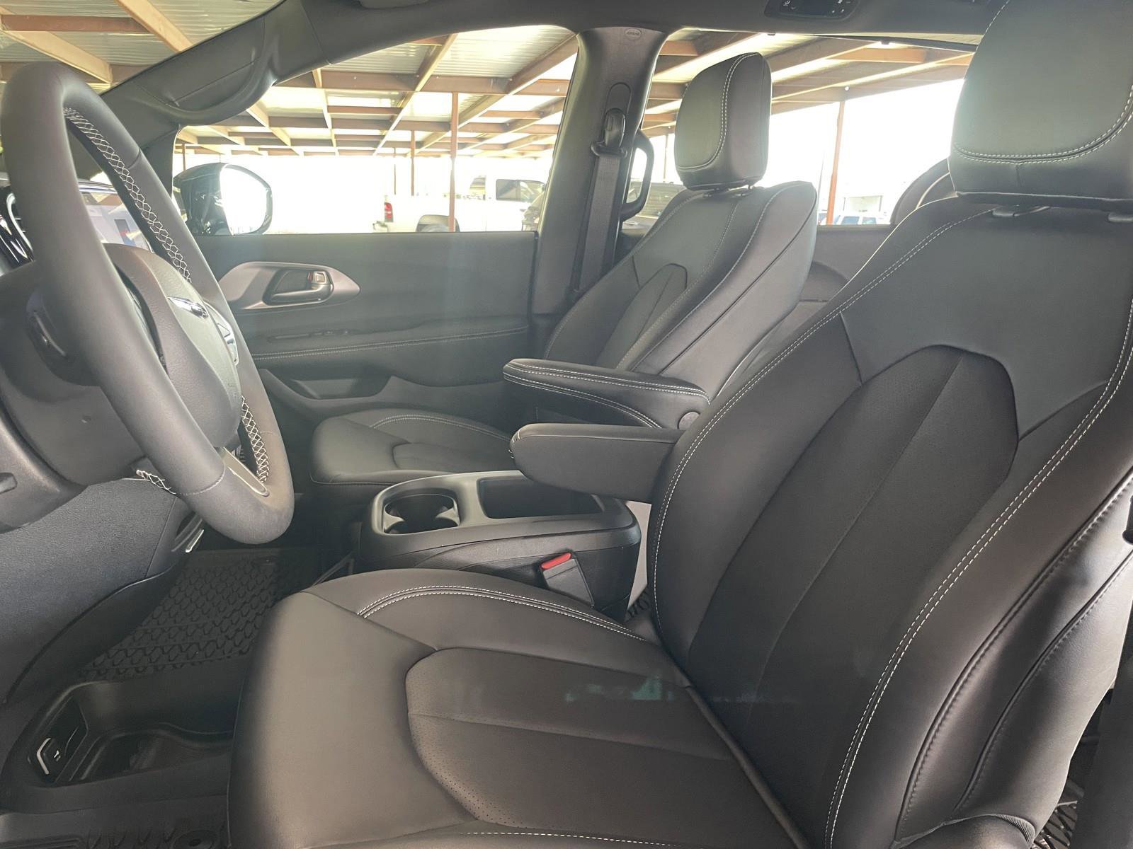 New 2025 Chrysler Pacifica Select w/ Fav Edition Package image 24