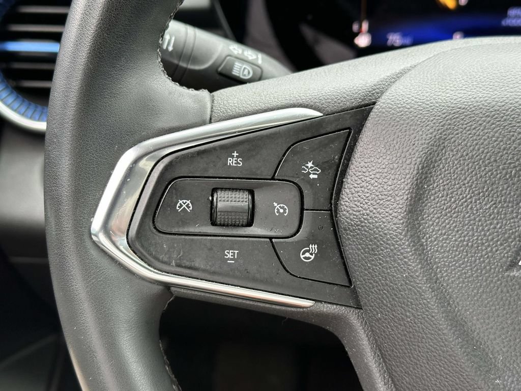 Used 2024 Chevrolet Trax LT w/ Sunroof Package FWD image 19