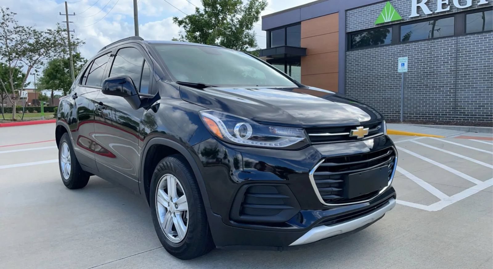 Used 2021 Chevrolet Trax LT w/ LT Convenience Package FWD image 3