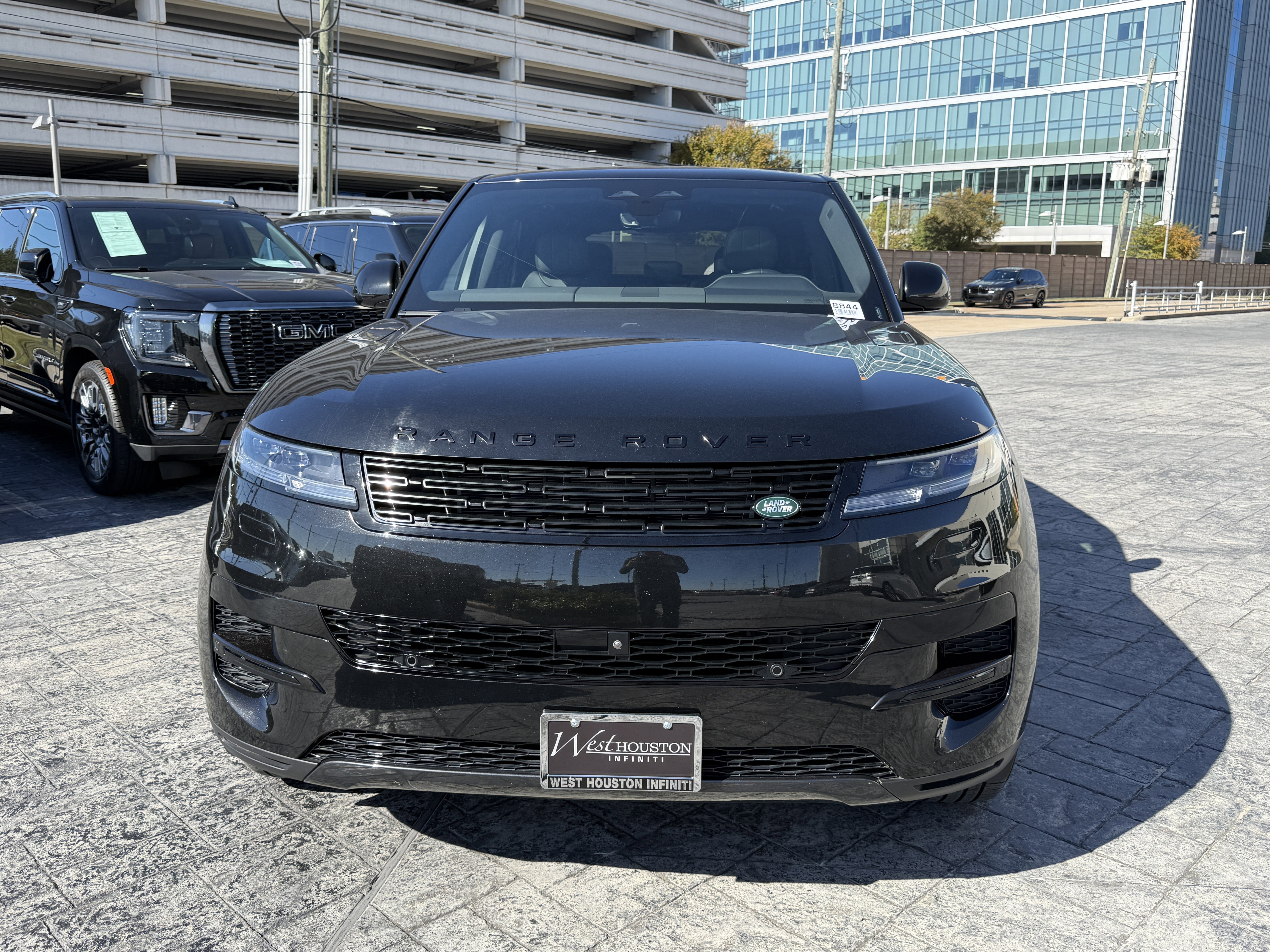 Used 2025 Land Rover Range Rover Sport SE image 2