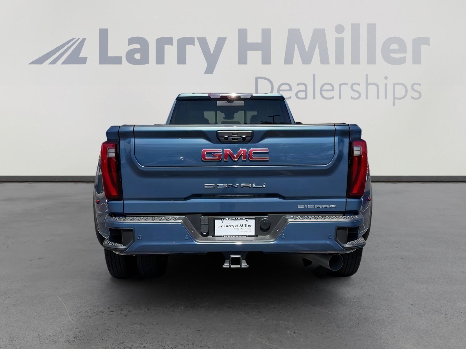 Used 2024 GMC Sierra 3500 Denali w/ Technology Package AWD/4WD image 4