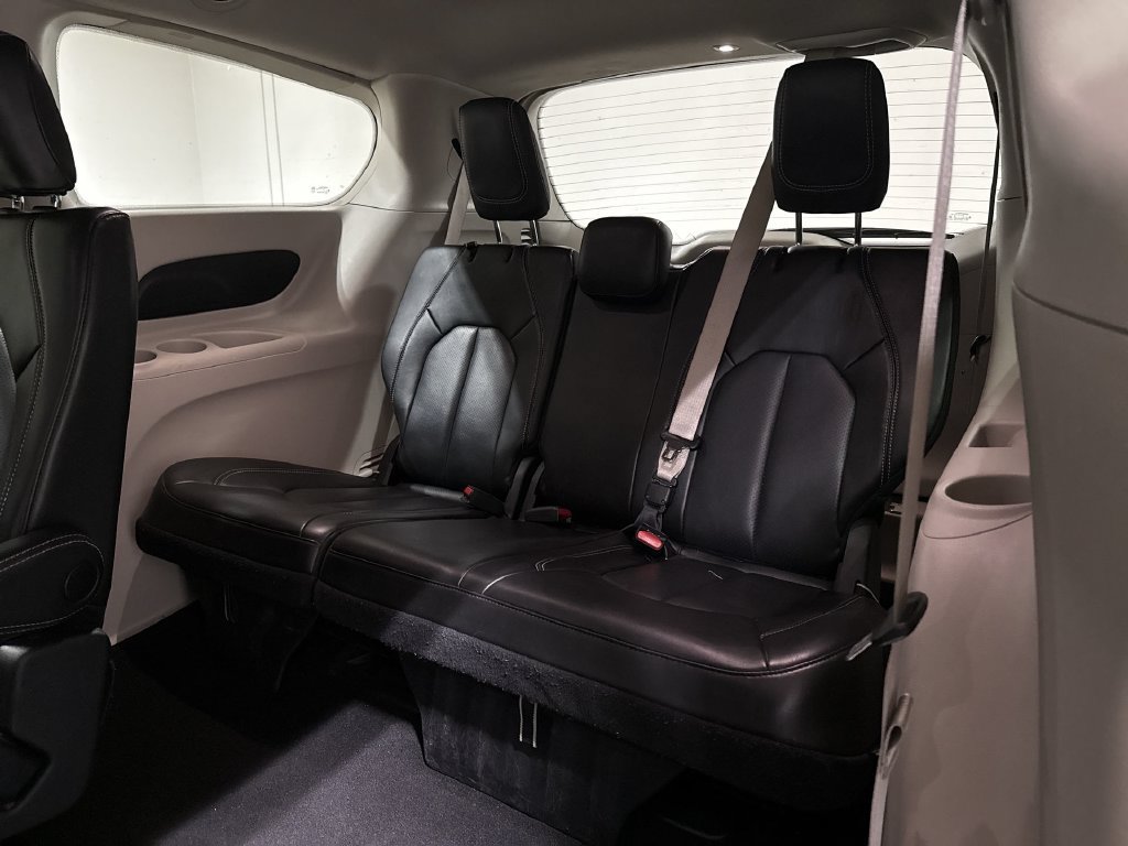 Used 2023 Chrysler Pacifica Touring-L FWD image 23