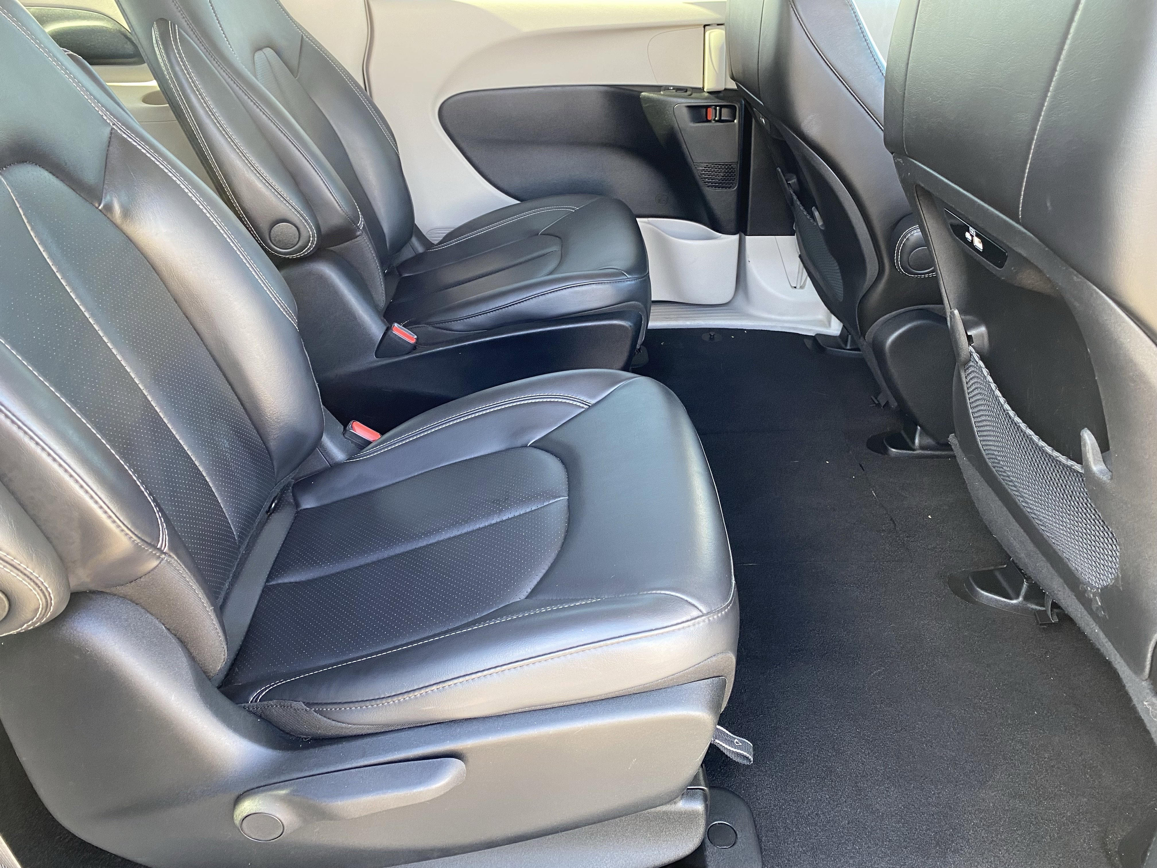 Used 2023 Chrysler Pacifica Touring-L image 13