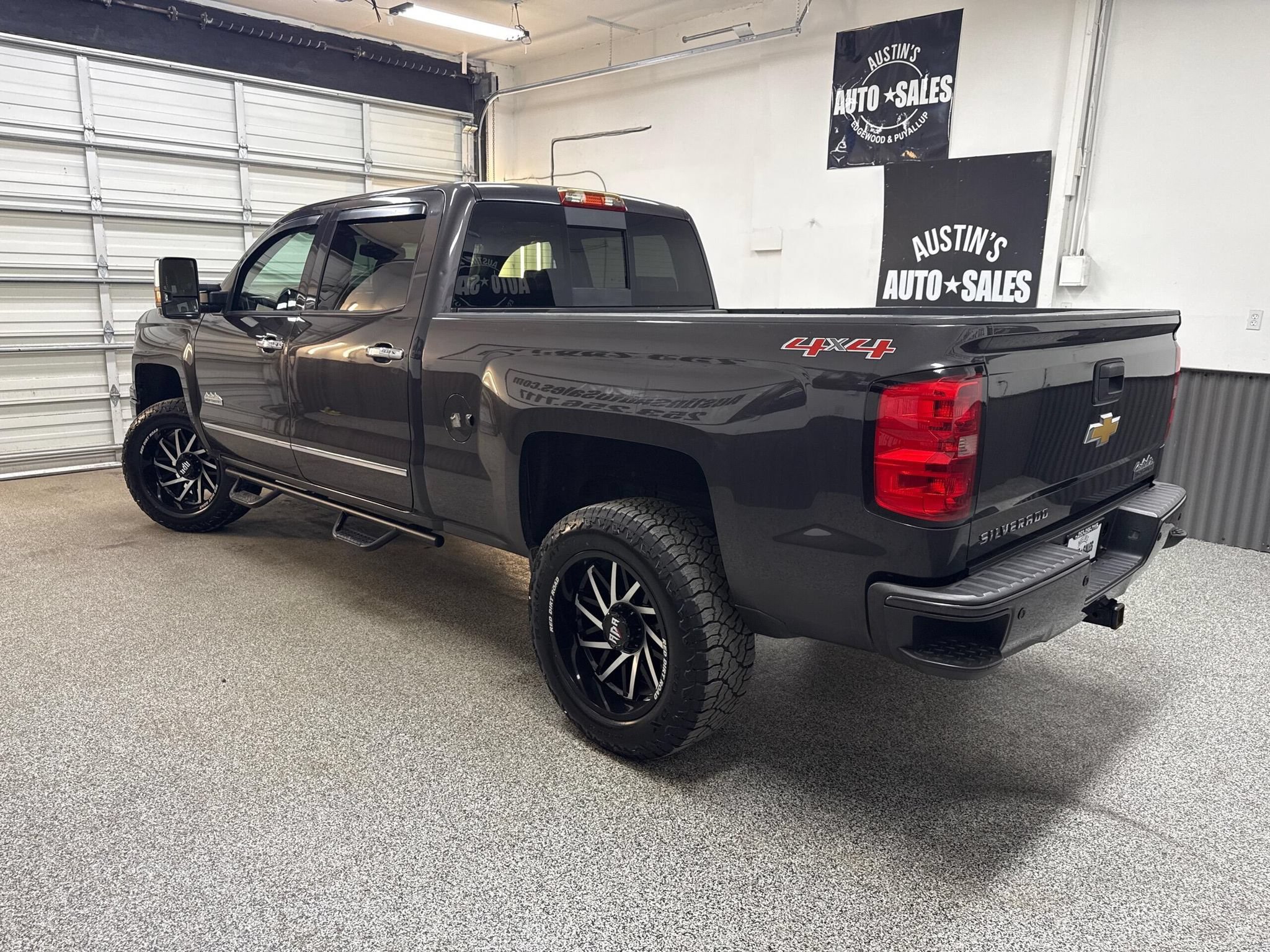 Used 2014 Chevrolet Silverado 1500 High Country w/ High Country Premium Package AWD/4WD image 4