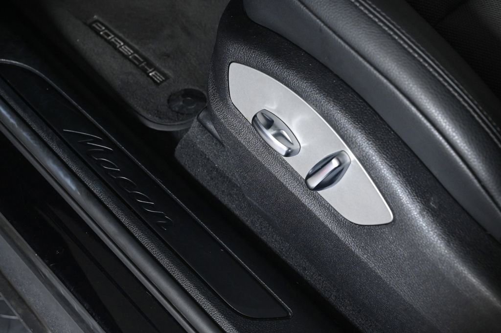 Certified 2022 Porsche Macan AWD/4WD image 22