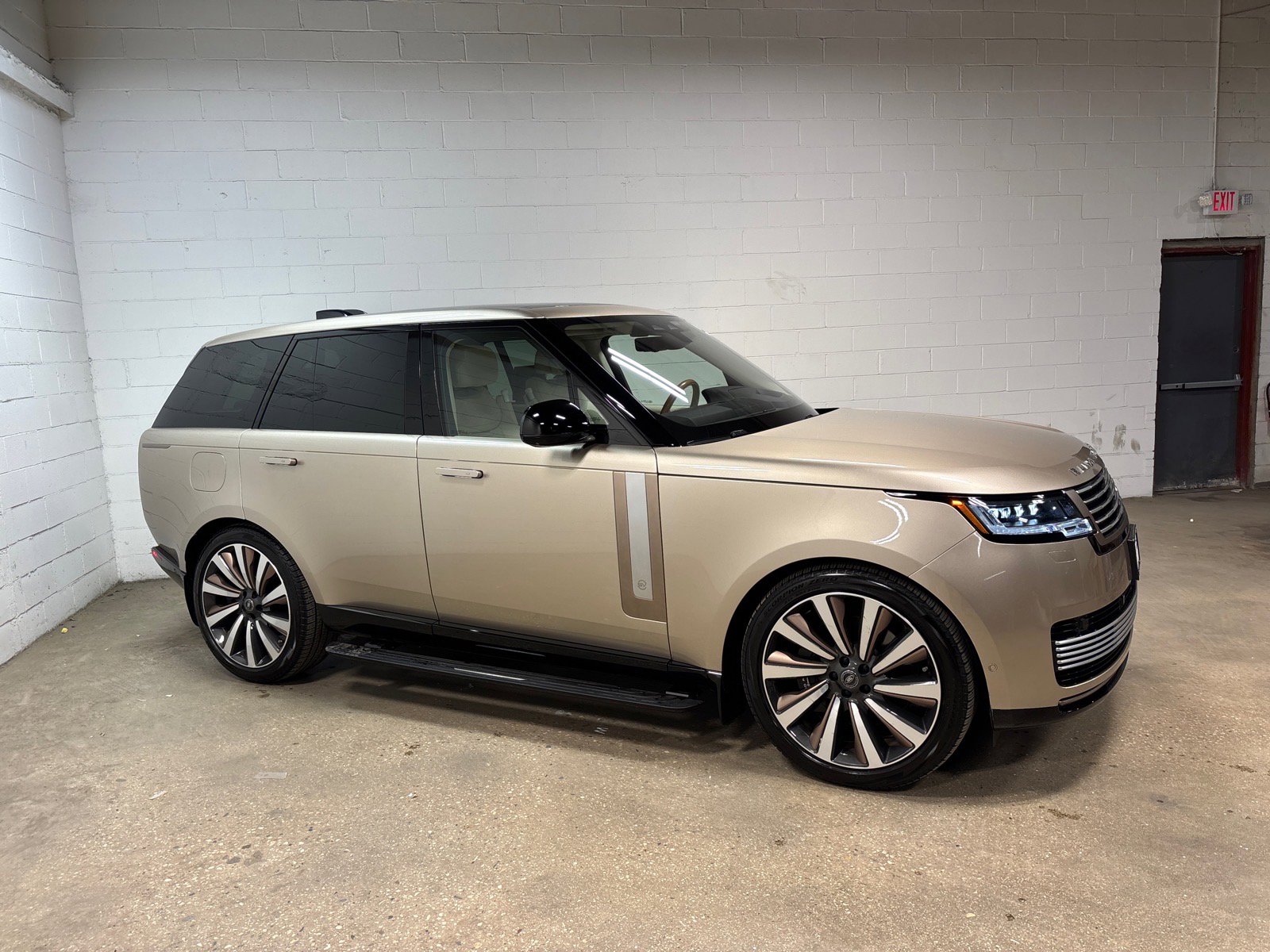 Used 2023 Land Rover Range Rover SV AWD/4WD image 5