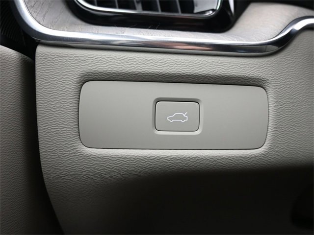 Used 2023 Volvo XC60 B5 Plus image 36