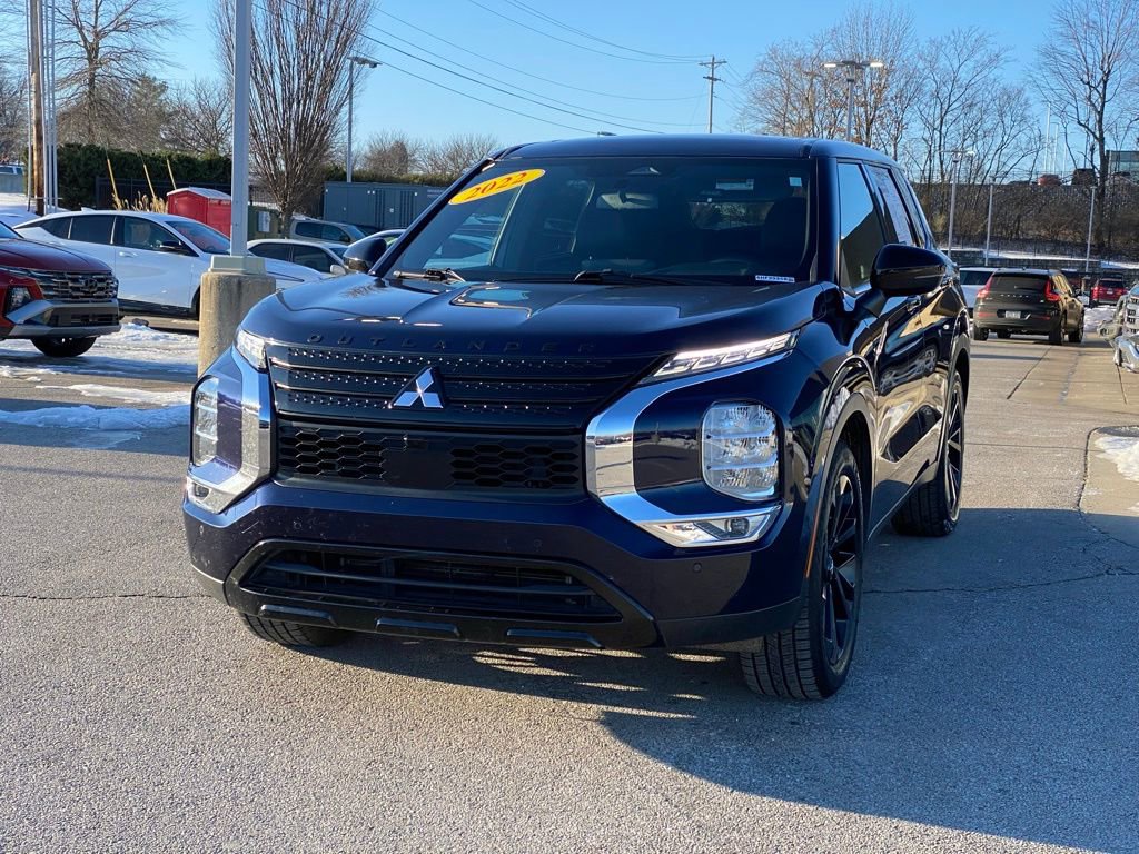 Used 2022 Mitsubishi Outlander SE image 3