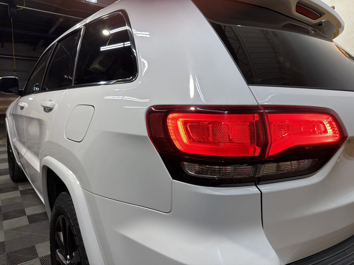 Used 2017 Jeep Grand Cherokee Altitude RWD image 9