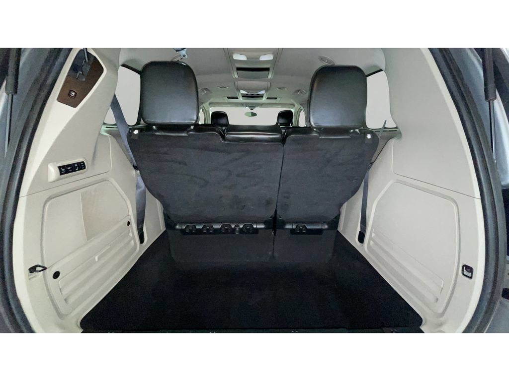 Used 2015 Chrysler Town & Country Limited Platinum FWD image 18