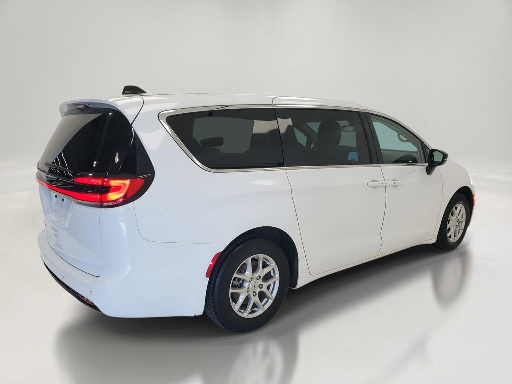 Used 2024 Chrysler Pacifica Touring-L image 4