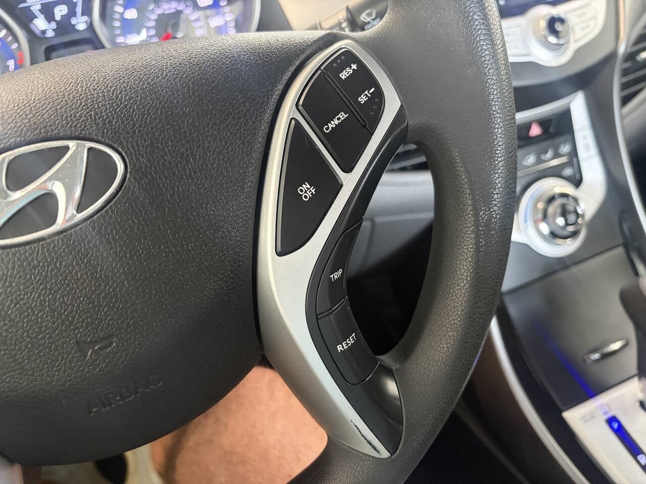 Used 2011 Hyundai Elantra GLS FWD image 17