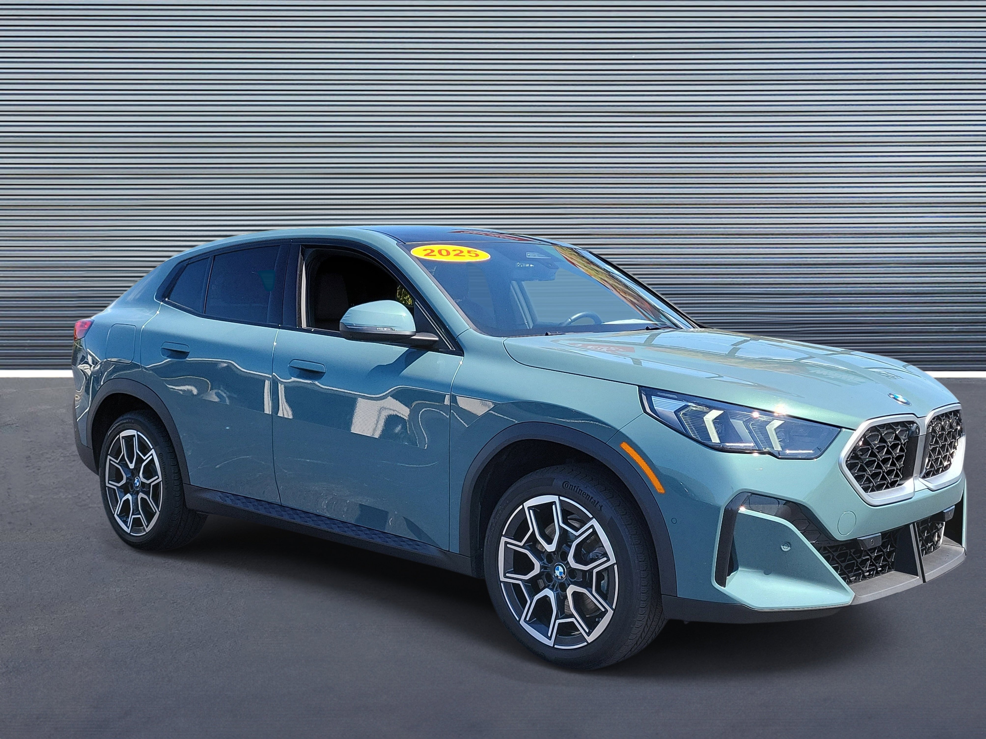 Used 2025 BMW X2 xDrive28i AWD/4WD image 2