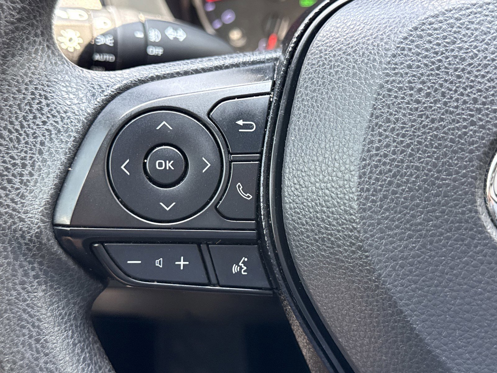 Used 2021 Toyota RAV4 XLE w/ Convenience Package FWD image 21