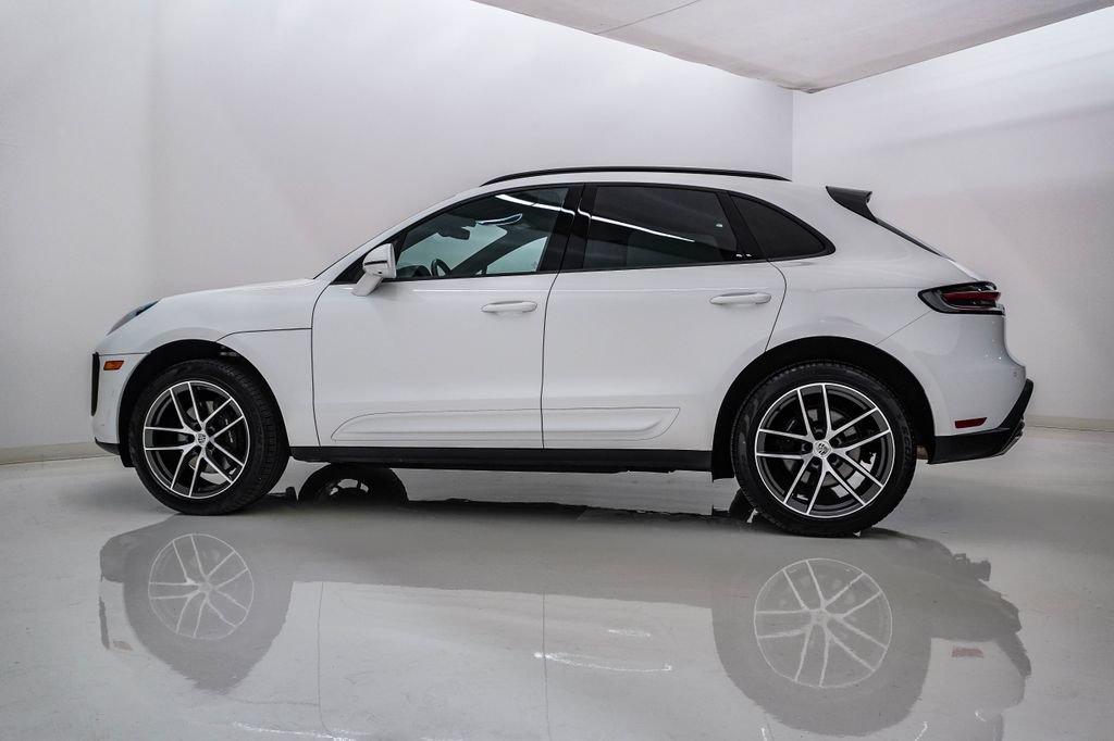 Certified 2023 Porsche Macan AWD/4WD image 2