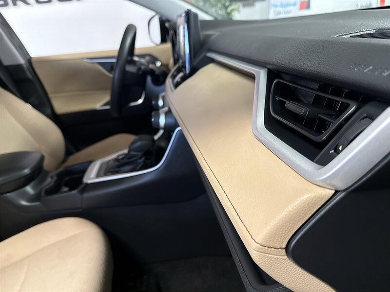 Used 2020 Toyota RAV4 XLE AWD/4WD image 23