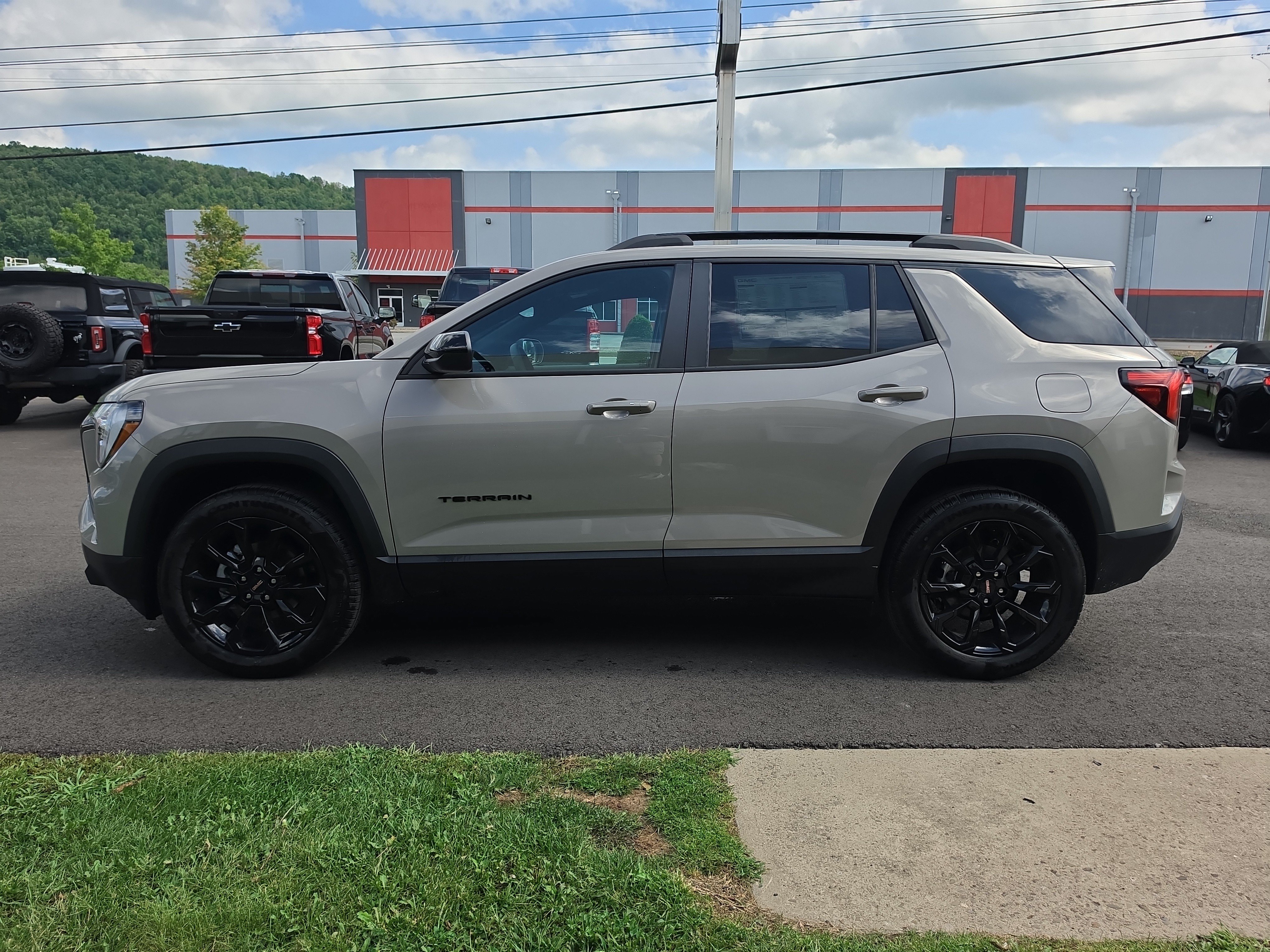 New 2027 GMC Terrain Elevation w/ Elevation Premium Package AWD/4WD image 7