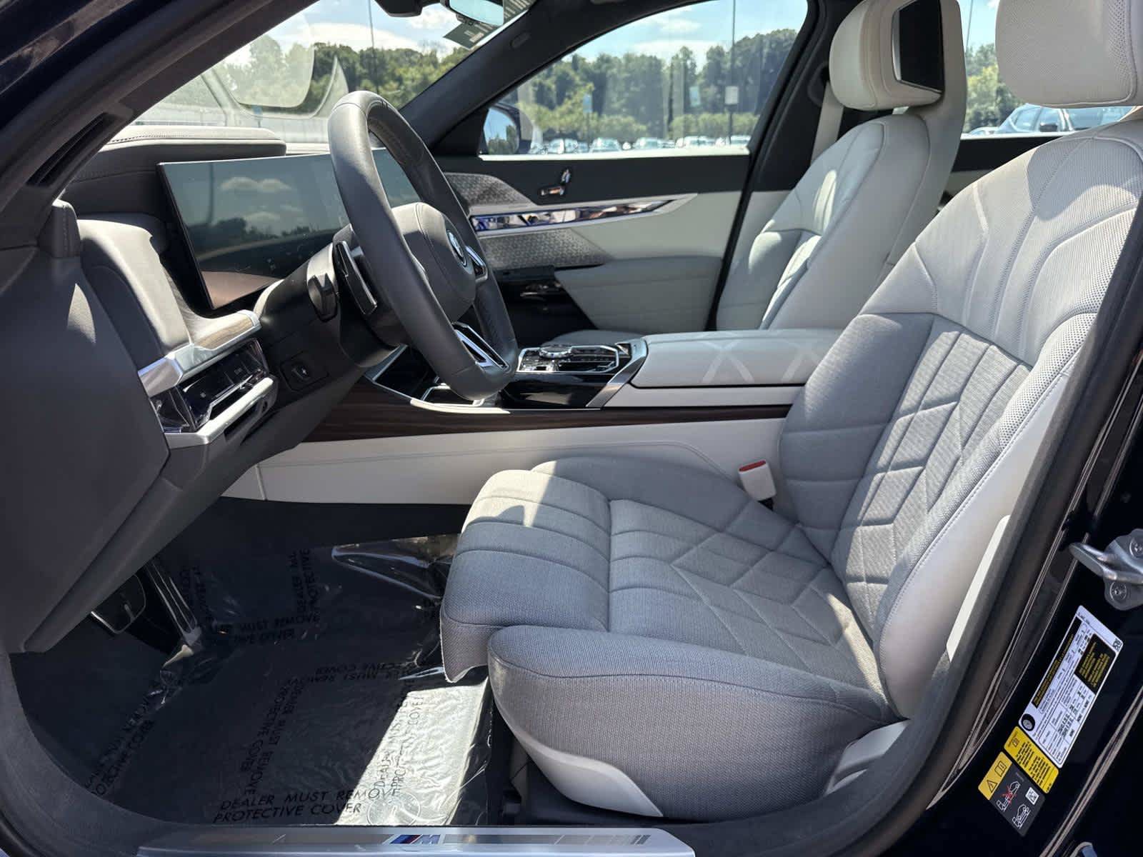 Used 2023 BMW i7 xDrive60 AWD/4WD image 14